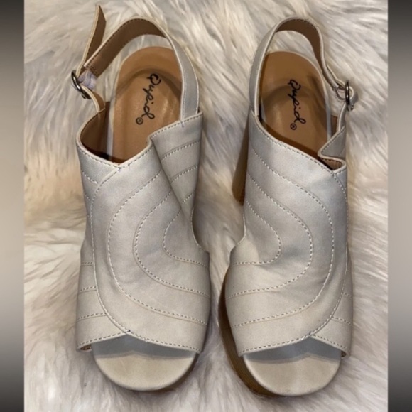 QUPID Slingback Sandals Heels Size  6 Neutral Beige Open Toe Block Heel - Picture 4 of 14